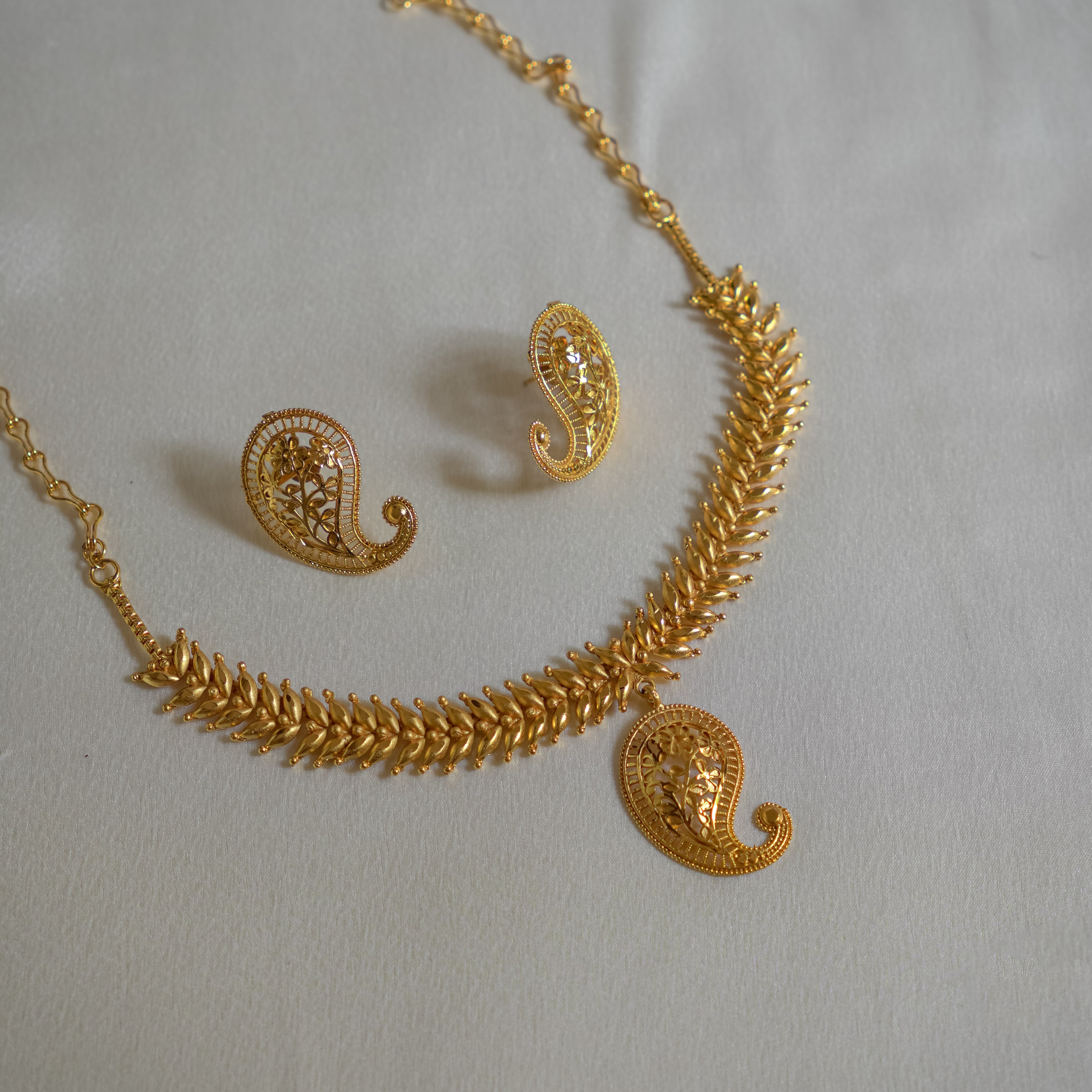 ORO-Splendid Intricate Gold Necklace Set