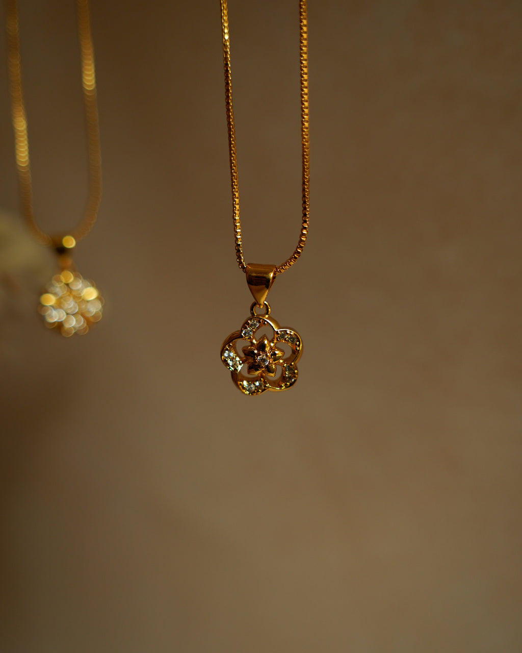 ORO- Pretty Flower Gold Plated Pendant Set