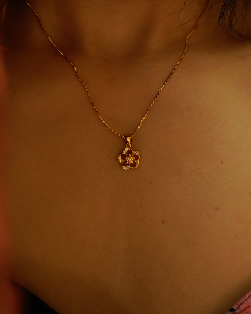 ORO- Pretty Flower Gold Plated Pendant Set