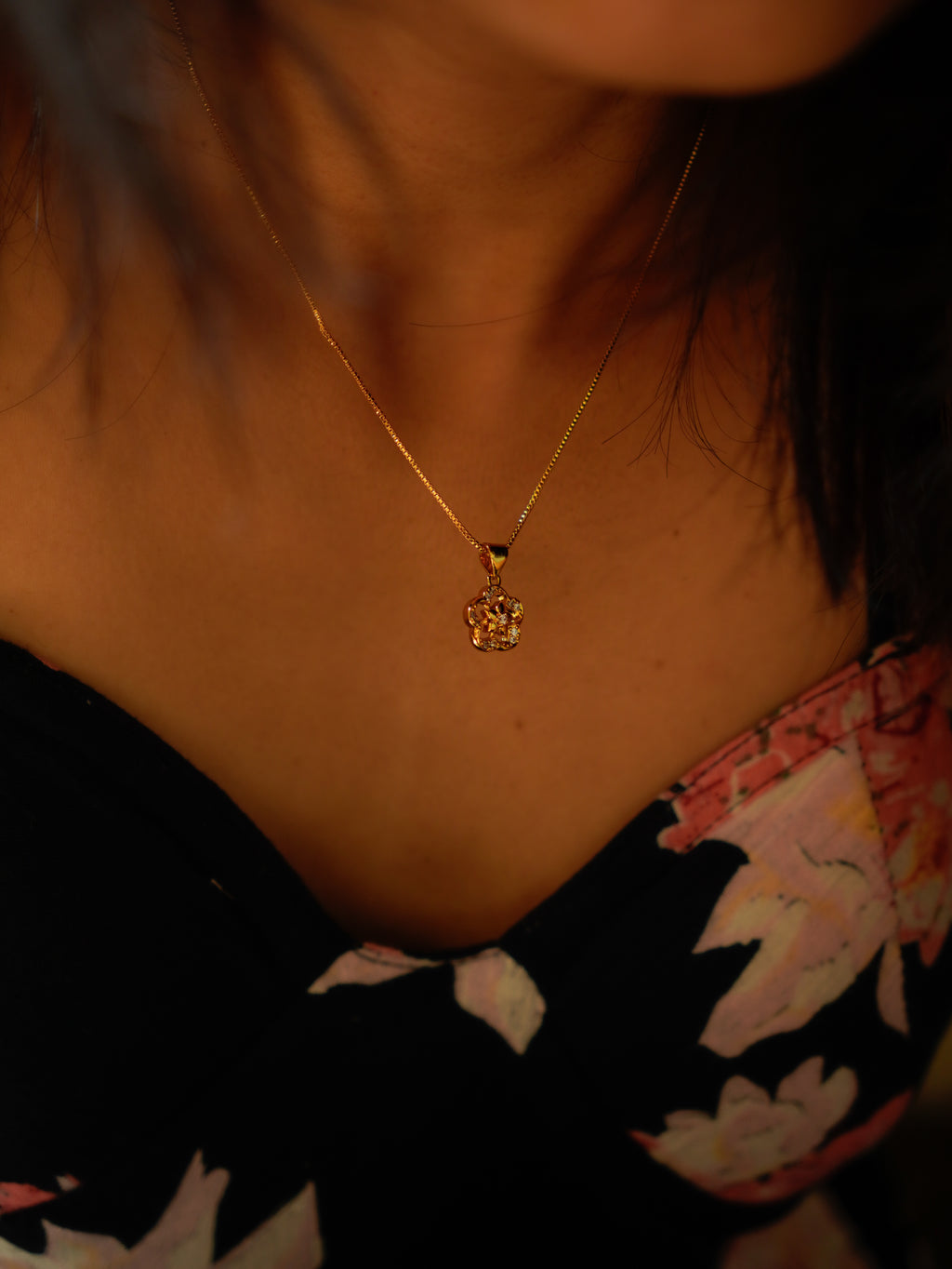 ORO- Pretty Flower Gold Plated Pendant Set