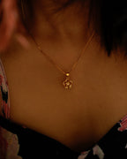 ORO- Pretty Flower Gold Plated Pendant Set