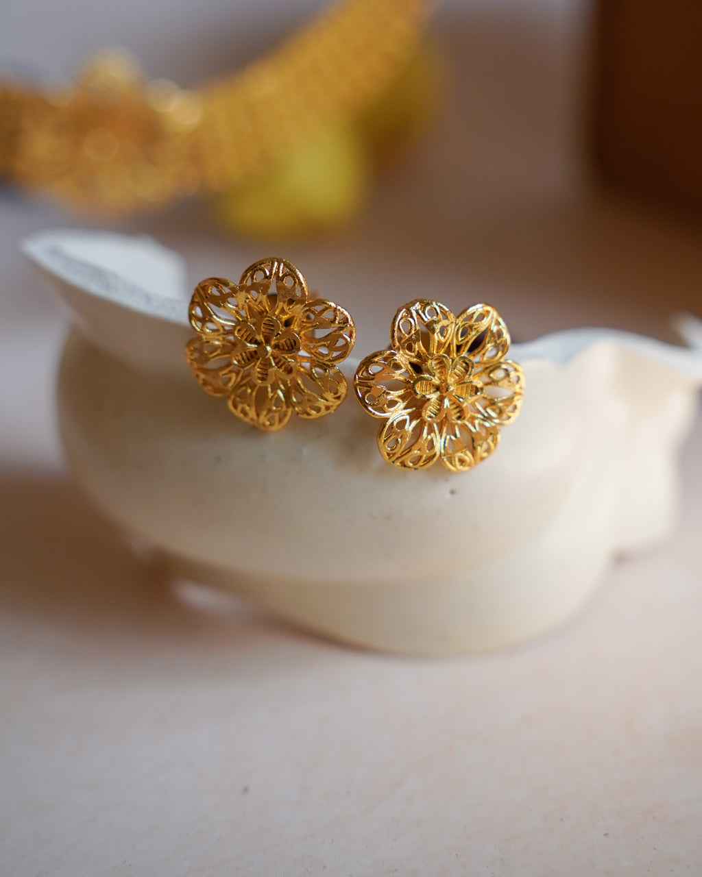 ORO- Gold Flower Necklace with Earrings