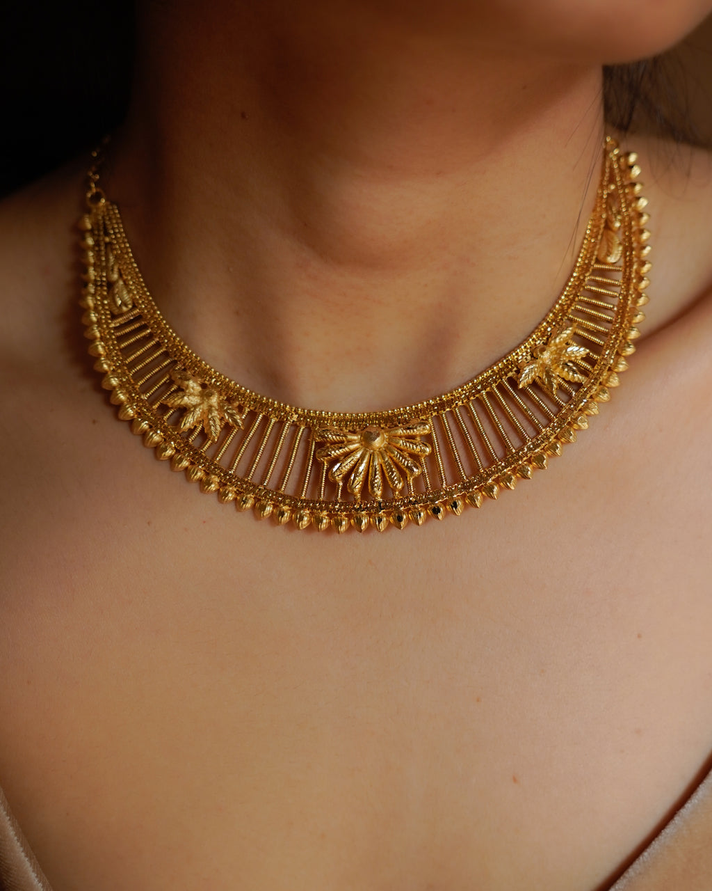 ORO-Mesmerizing Floral Gold Necklace Set