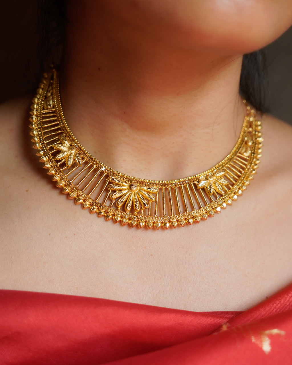 ORO-Mesmerizing Floral Gold Necklace Set