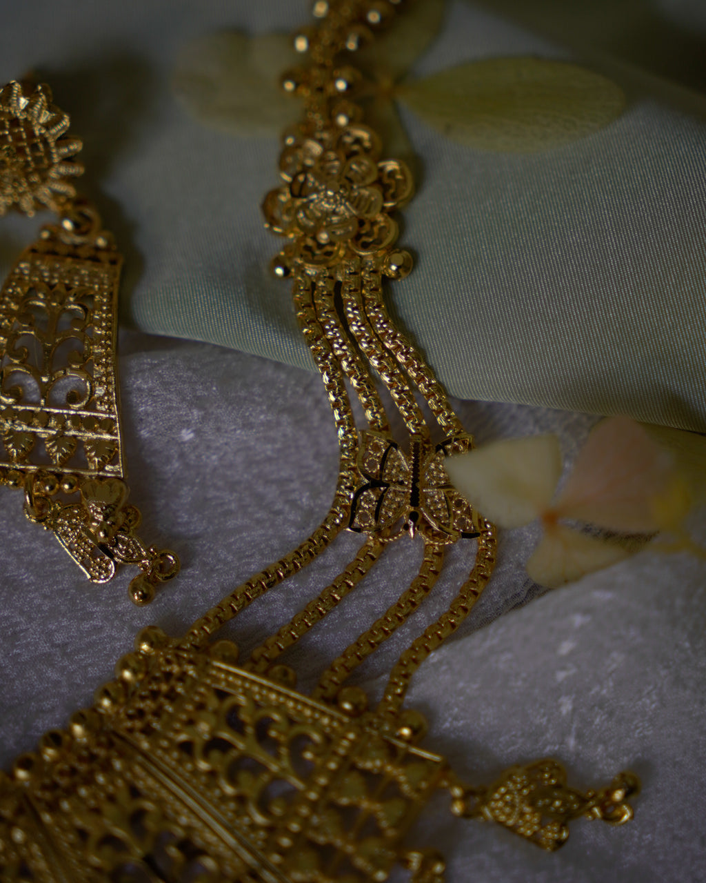 ORO-Opulent Floral Gold Necklace Set