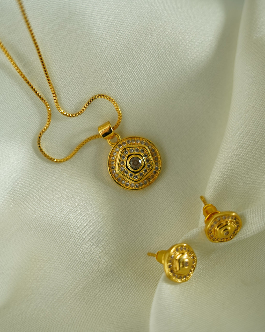 FLORA- Intricately Designed Gold Pendant & Earrings