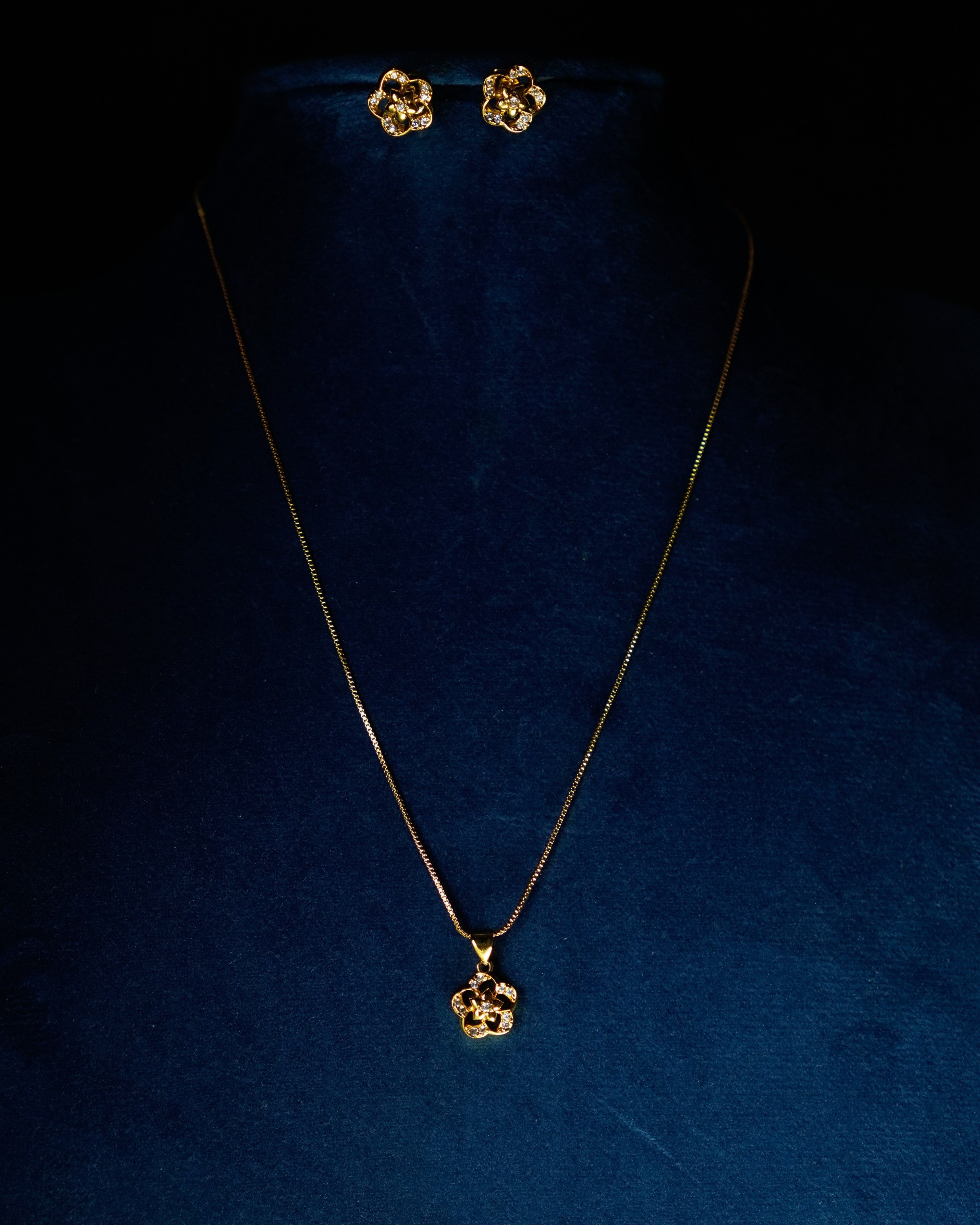 FLORA- Pretty Flower Gold Plated Pendant Set