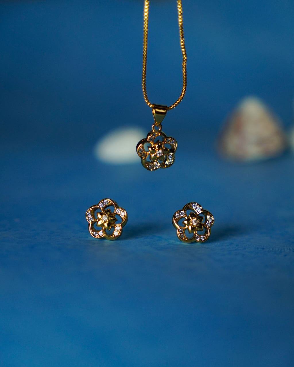 FLORA- Pretty Flower Gold Plated Pendant Set