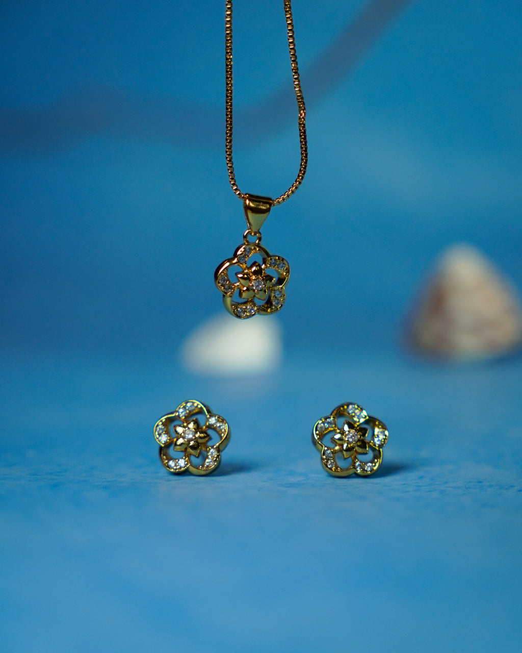 FLORA- Pretty Flower Gold Plated Pendant Set