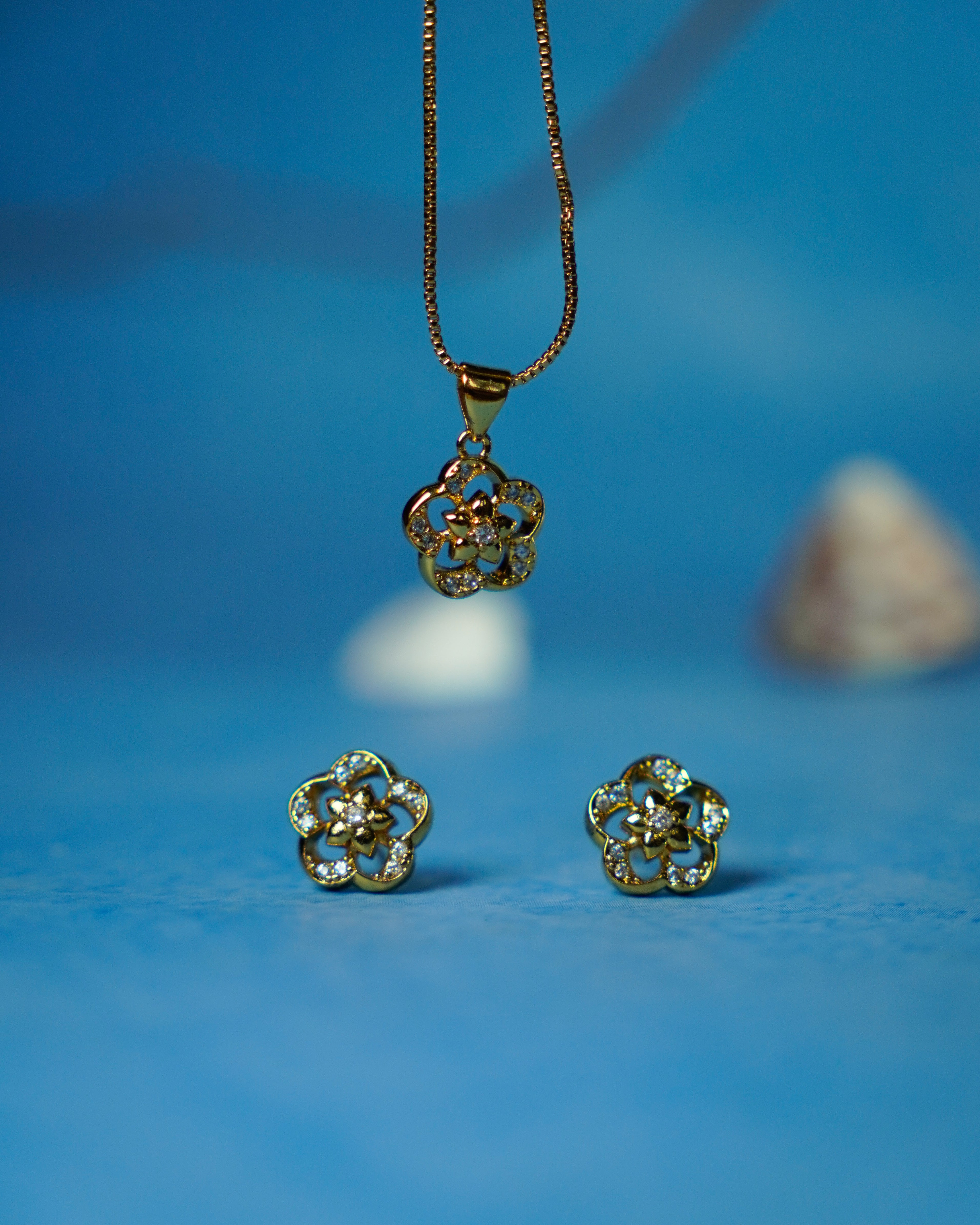 FLORA- Pretty Flower Gold Plated Pendant Set