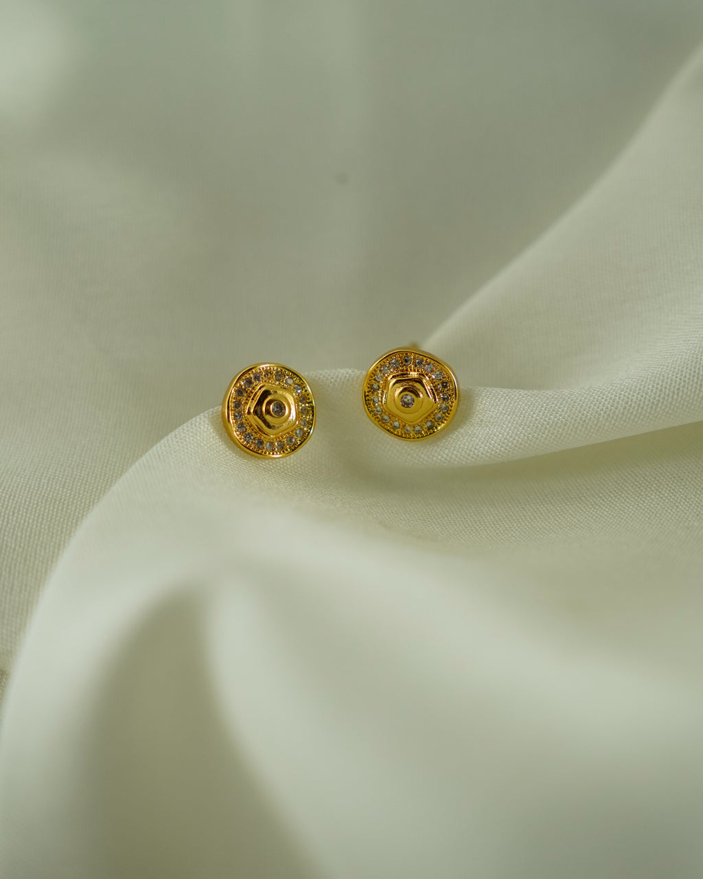 FLORA- Intricately Designed Gold Pendant & Earrings