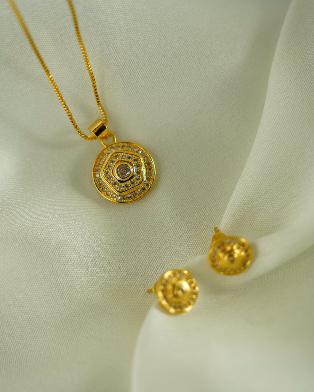 FLORA- Intricately Designed Gold Pendant & Earrings